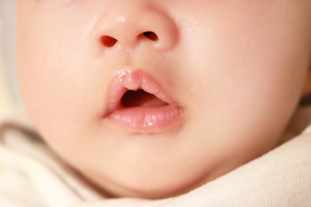 お口をぽかんと開けている子どもの写真